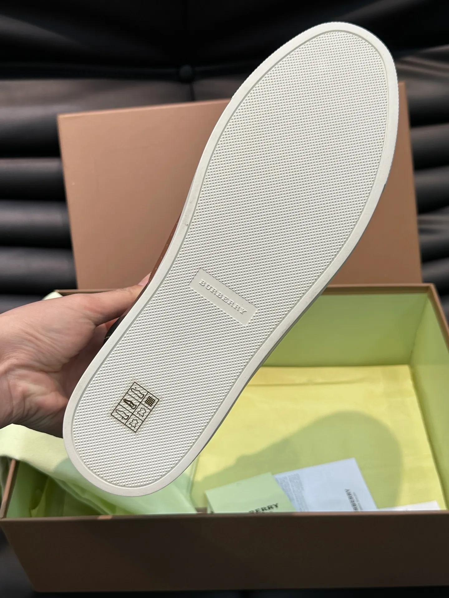 Men's Shoes 💰380 B's men's classic low-top sneakers are reinterpreted in Vintage checkered cotton material and decorated with a new brand logo. First-layer cowhide lining, embossed Burberry logo on the heel, and original TPU outsole! Size: 38-44 (45 46 customized)
